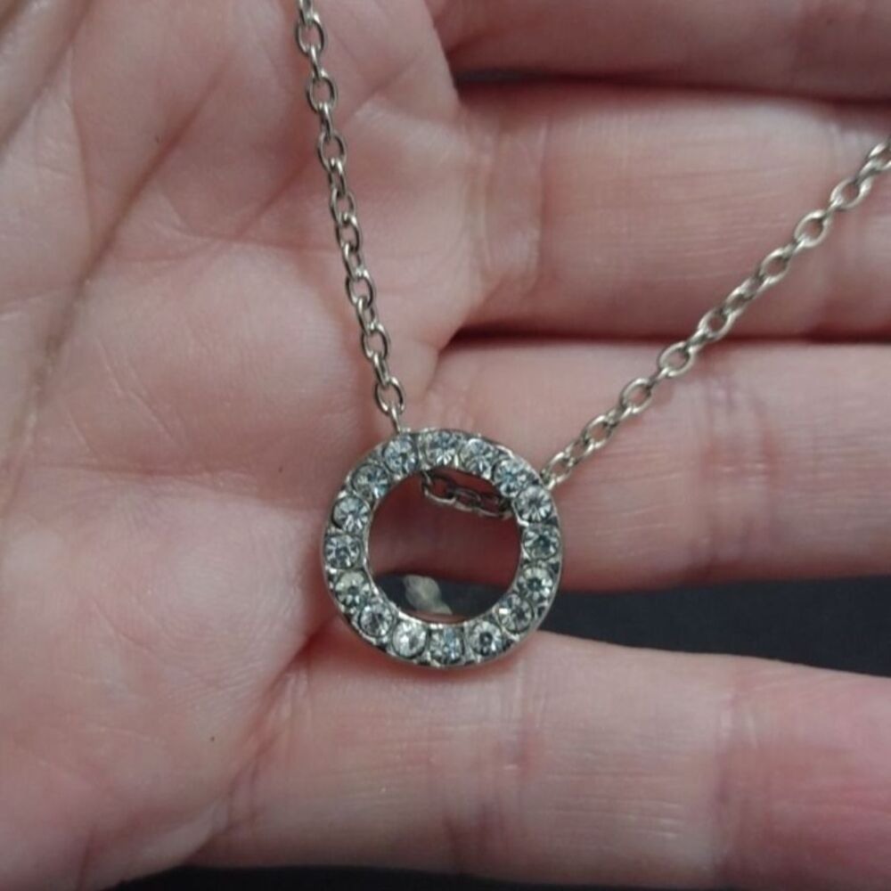 Silver tone circular pendant necklace 19"